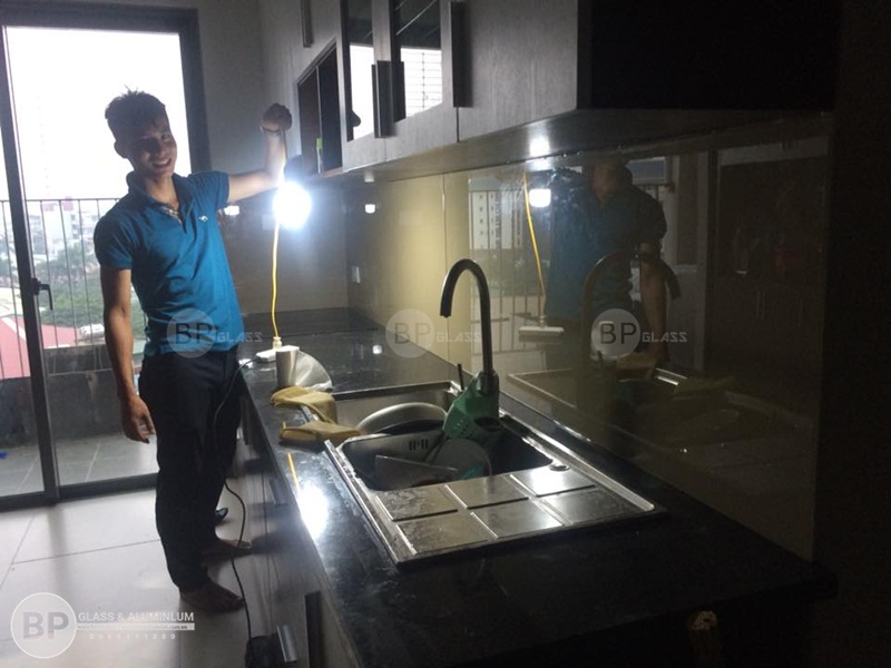 Kính ốp bếp màu be tại số 440 Việt Hưng